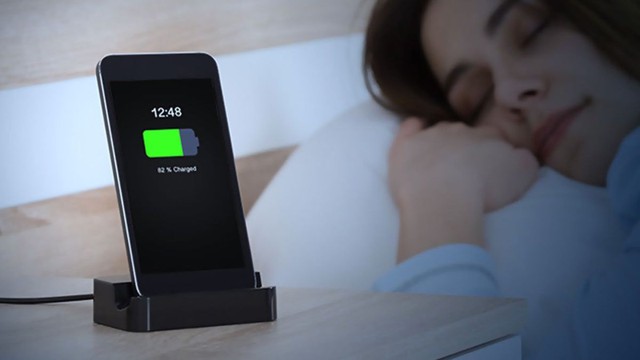 Góc giải ngố: Sạc iPhone qua đêm có hại pin hay không, đây là câu trả lời từ Apple- Ảnh 1.