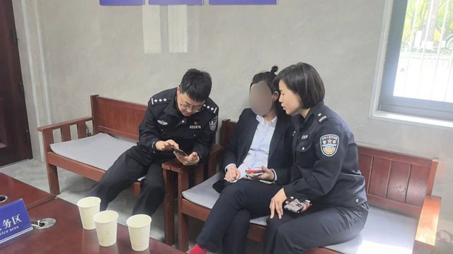 Ra ngân hàng rút hơn 500 triệu đồng từ tài khoản, người phụ nữ bất ngờ bị cảnh sát "mời" ngay về đồn- Ảnh 1. Ra ngân hàng rút hơn 500 triệu đồng từ tài khoản, người phụ nữ bất ngờ bị cảnh sát "mời" ngay về đồn- Ảnh 1.