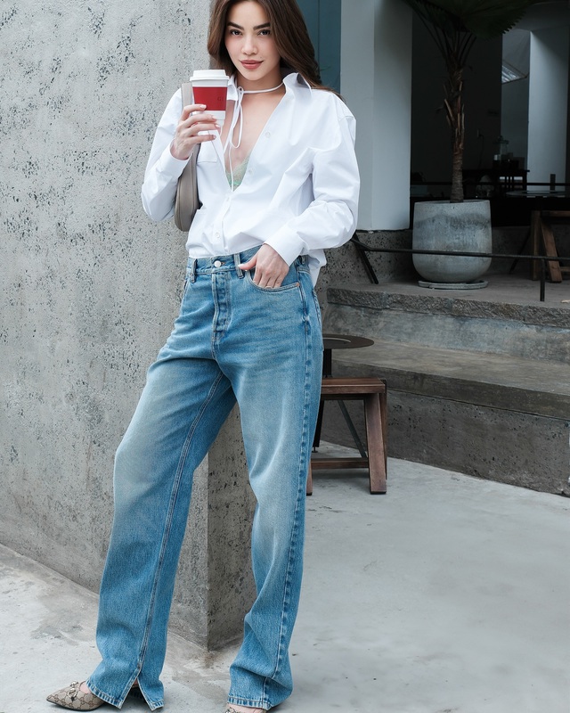 Công thức không bao giờ lỗi mốt, giúp phụ nữ 40+ nhân đôi sự trẻ trung chính là áo trắng và quần jeans- Ảnh 4.