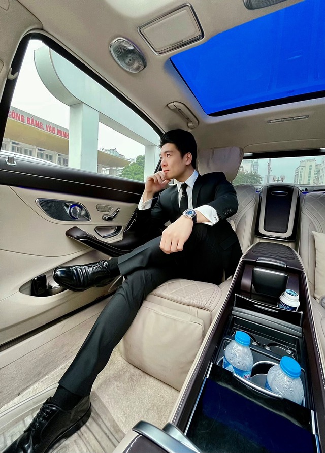 Thiếu gia nhà bầu Hiển ngồi siêu xe bạc tỷ đi làm Chủ tịch, lúc giản dị làm bố đơn thân đưa các con đichơi- Ảnh 3.
