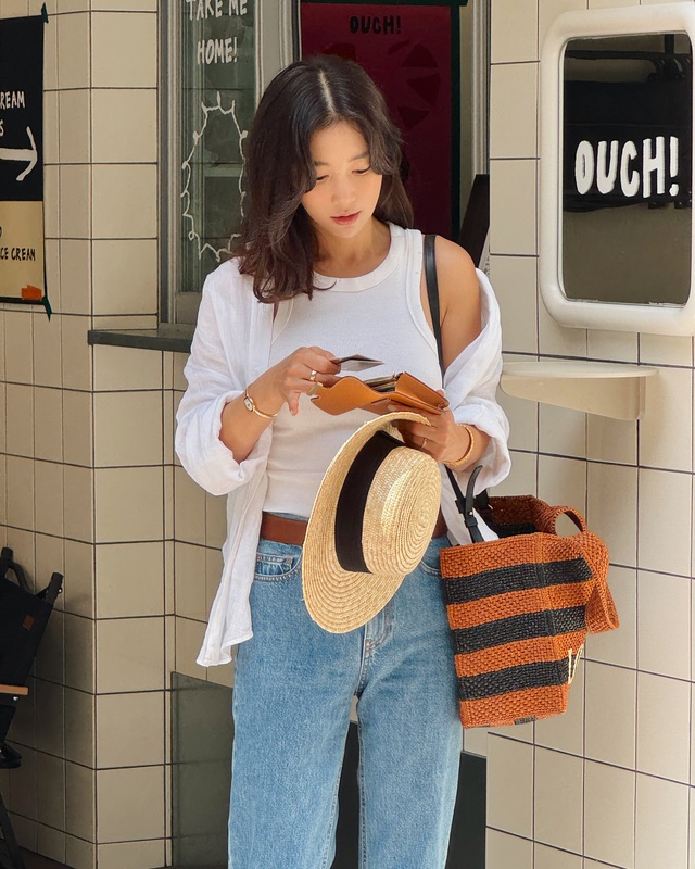 Công thức không bao giờ lỗi mốt, giúp phụ nữ 40+ nhân đôi sự trẻ trung chính là áo trắng và quần jeans- Ảnh 3.
