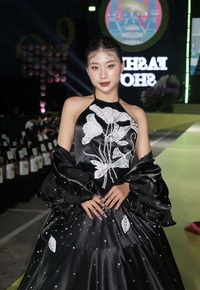 Ảnh nét căng: Louis Phạm khoe thần thái cuốn hút trong lần đầu sải bước trên sàn catwalk, "lột xác" sau loạt drama- Ảnh 2.
