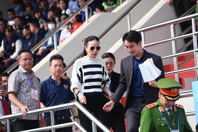 Nữ tỷ phú Madam Pang cực thần thái, chiếm trọn "spotlight" khi đến Hà Nội sau vụ khóc nức nở vì khoản nợ 300tỷ- Ảnh 3.