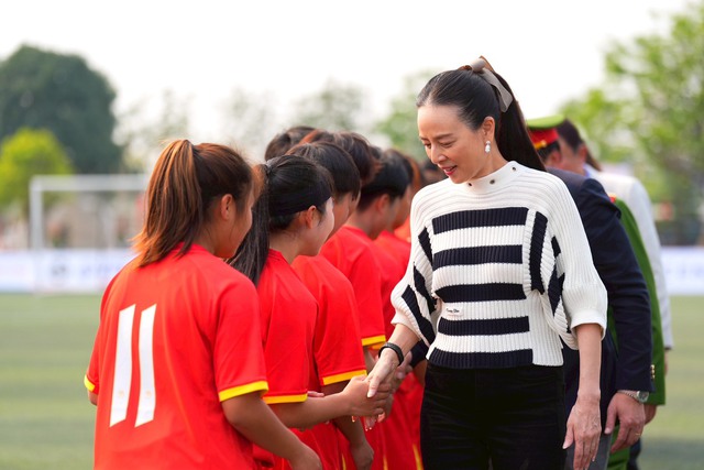 Nữ tỷ phú Madam Pang cực thần thái, chiếm trọn "spotlight" khi đến Hà Nội sau vụ khóc nức nở vì khoản nợ 300tỷ- Ảnh 5.