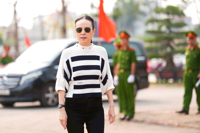 Nữ tỷ phú Madam Pang cực thần thái, chiếm trọn "spotlight" khi đến Hà Nội sau vụ khóc nức nở vì khoản nợ 300tỷ- Ảnh 1.