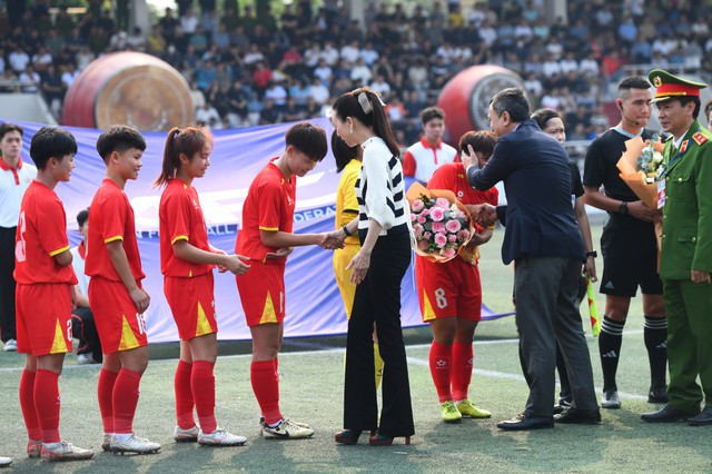 Nữ tỷ phú Madam Pang cực thần thái, chiếm trọn "spotlight" khi đến Hà Nội sau vụ khóc nức nở vì khoản nợ 300tỷ- Ảnh 7.