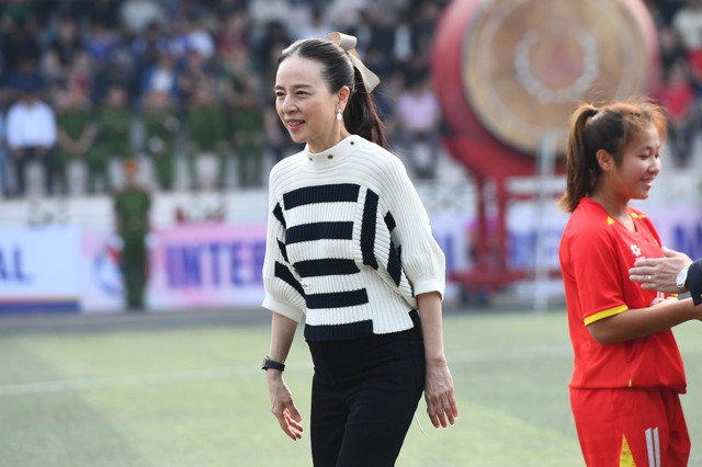 Nữ tỷ phú Madam Pang cực thần thái, chiếm trọn "spotlight" khi đến Hà Nội sau vụ khóc nức nở vì khoản nợ 300tỷ- Ảnh 2.