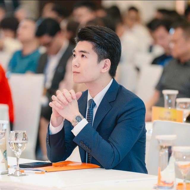 Xôn xao visual "tuyệt đối điện ảnh" chuẩn nam thần của con trai cả nhà bầu Hiển - Ảnh 3.