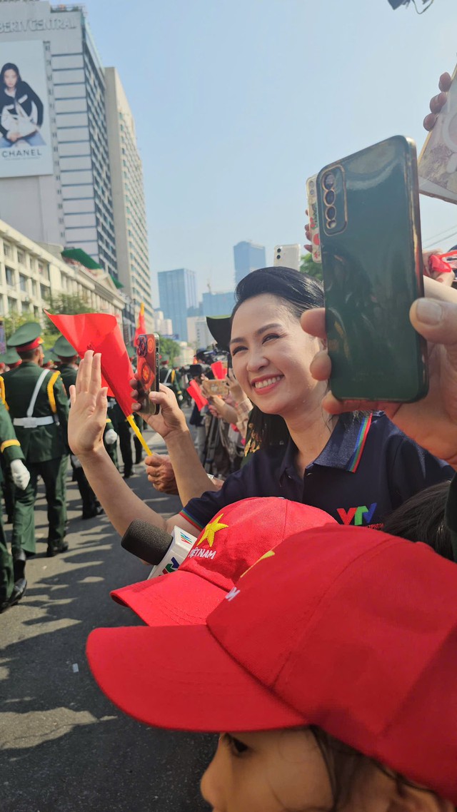 Nữ MC VTV nhận được sự tán thưởng vì có màn xử lý tinh tế ở lễ diễu binh 30/4 là ai?- Ảnh 6.