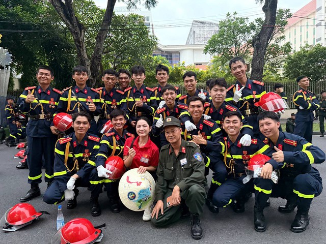 Nữ chủ nhân hit 2.2 tỷ views khóc nức nở khi Viết Tiếp Câu Chuyện Hoà Bình được đồng ca tại “concert quốc gia”- Ảnh 2. Nữ chủ nhân hit 2.2 tỷ views khóc nức nở khi Viết Tiếp Câu Chuyện Hoà Bình được đồng ca tại “concert quốc gia”- Ảnh 2.