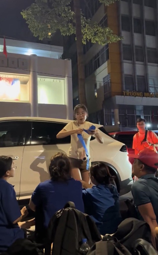 Hành động khó tin lúc 1h sáng của một cô gái trên đường Nguyễn Đình Chiểu (Quận 3): "Đỉnh quá!"- Ảnh 1.
