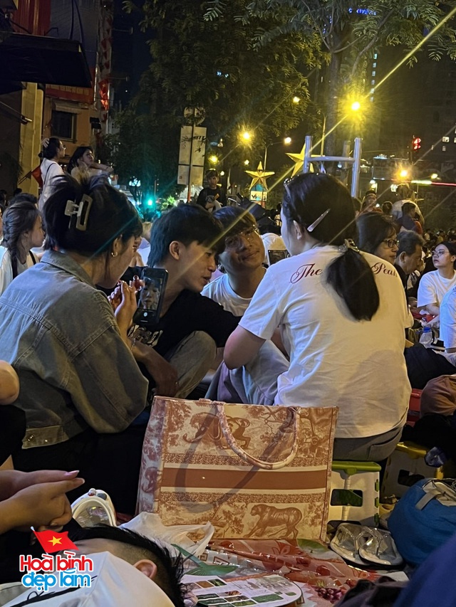Trang điểm từ 3 giờ sáng, sửa soạn để "lên sóng"- Ảnh 1.