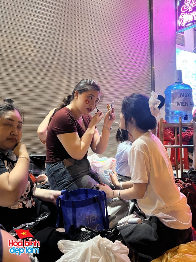 Trang điểm từ 3 giờ sáng, sửa soạn để "lên sóng"- Ảnh 2.