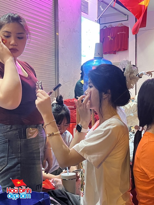 Trang điểm từ 3 giờ sáng, sửa soạn để "lên sóng"- Ảnh 3.