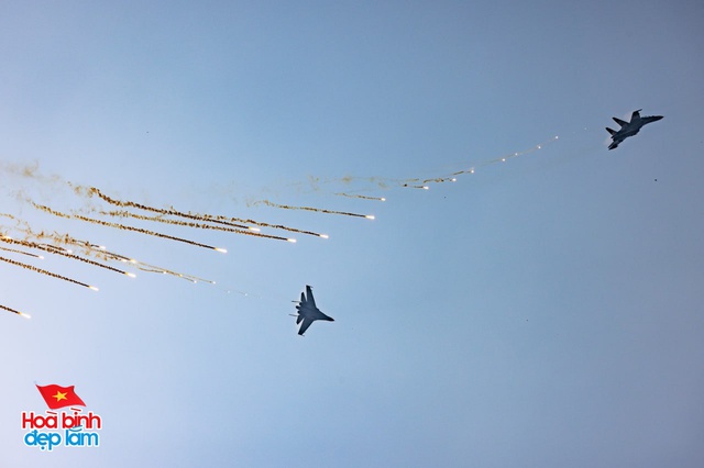 Cận cảnh Đại tá Nguyễn Thế Dũng dẫn đầu dàn máy bay tiêm kích Su-30MK2 nhào lộn trên bầu trời Dinh Độc lập ngày 30/4- Ảnh 5.