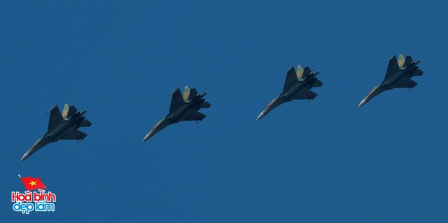 Cận cảnh Đại tá Nguyễn Thế Dũng dẫn đầu dàn máy bay tiêm kích Su-30MK2 nhào lộn trên bầu trời Dinh Độc lập ngày 30/4- Ảnh 4.
