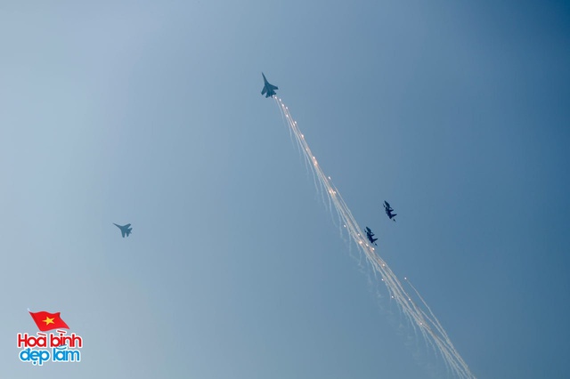 Cận cảnh Đại tá Nguyễn Thế Dũng dẫn đầu dàn máy bay tiêm kích Su-30MK2 nhào lộn trên bầu trời Dinh Độc lập ngày 30/4- Ảnh 9.