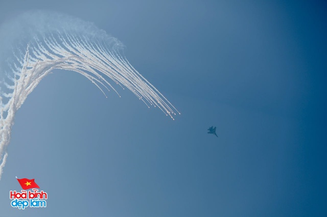 Cận cảnh Đại tá Nguyễn Thế Dũng dẫn đầu dàn máy bay tiêm kích Su-30MK2 nhào lộn trên bầu trời Dinh Độc lập ngày 30/4- Ảnh 8.