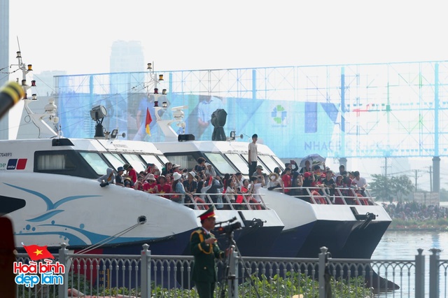 Cận cảnh Đại tá Nguyễn Thế Dũng dẫn đầu dàn máy bay tiêm kích Su-30MK2 nhào lộn trên bầu trời Dinh Độc lập ngày 30/4- Ảnh 14.