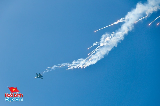 Cận cảnh Đại tá Nguyễn Thế Dũng dẫn đầu dàn máy bay tiêm kích Su-30MK2 nhào lộn trên bầu trời Dinh Độc lập ngày 30/4- Ảnh 6.