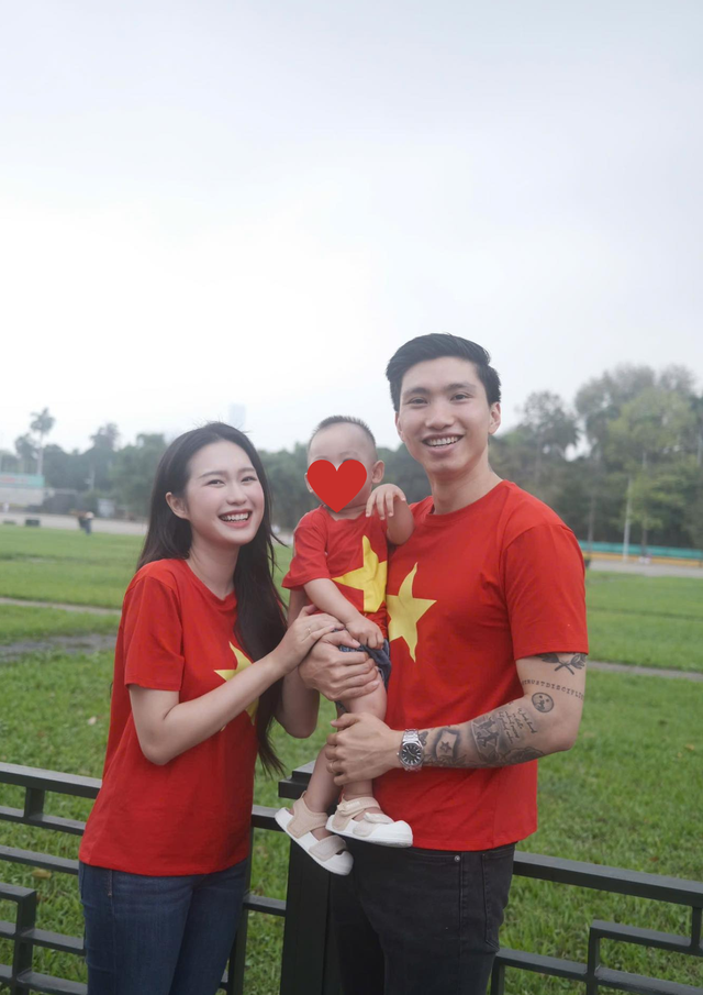 Gia đình Văn Hậu - Doãn Hải My tung bộ ảnh xịn xò mừng 30/4, được khen "gấp 3 visual", "gấp 3 lòng yêu nước"- Ảnh 1.