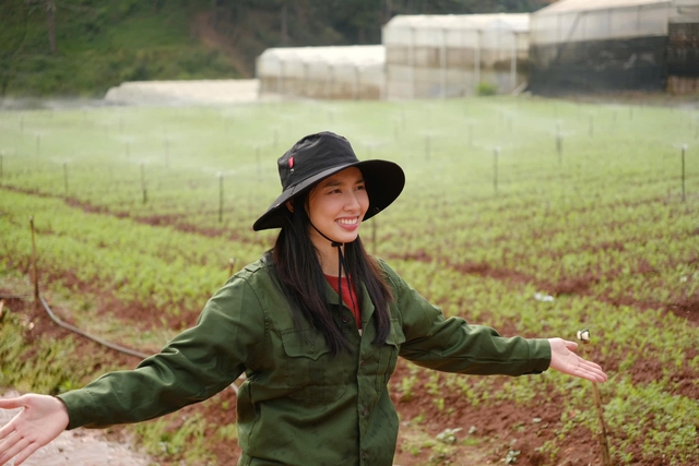 Hình ảnh được chia sẻ nhiều nhất lúc này của Hoa hậu Thùy Tiên sau khi Hằng Du Mục và Quang Linh Vlogs bị bắt- Ảnh 2.