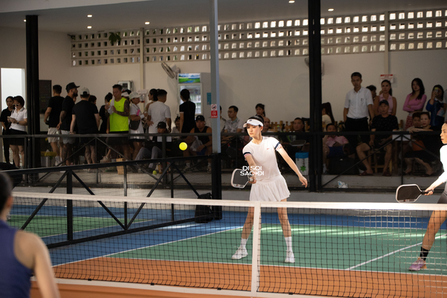 Hiền Hồ lộ nhan sắc thật trên sân pickleball, học trò và tình cũ Hương Giang trực tiếp đối đầu- Ảnh 1.