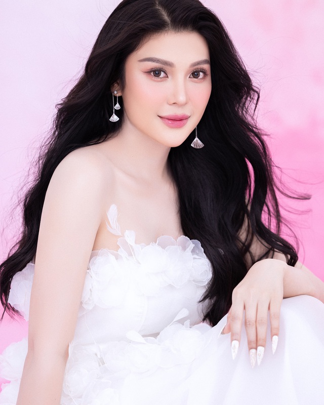 "Ngọc nữ" Lily Chen gây sốt với màn lột xác quê mùa- Ảnh 1. "Ngọc nữ" Lily Chen gây sốt với màn lột xác quê mùa- Ảnh 1.