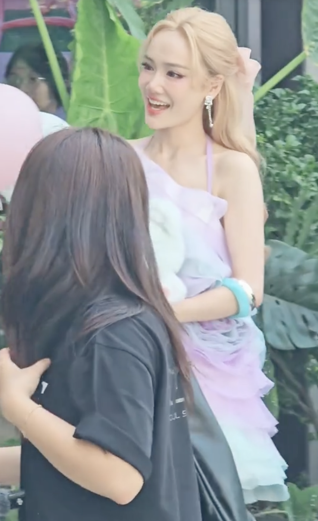 Bất ngờ trước diện mạo của Nhã Phương, tóc nhuộm vàng mặc đồ như thiếu nữ tuổi đôi mươi
- Ảnh 1. Bất ngờ trước diện mạo của Nhã Phương, tóc nhuộm vàng mặc đồ như thiếu nữ tuổi đôi mươi
- Ảnh 1.