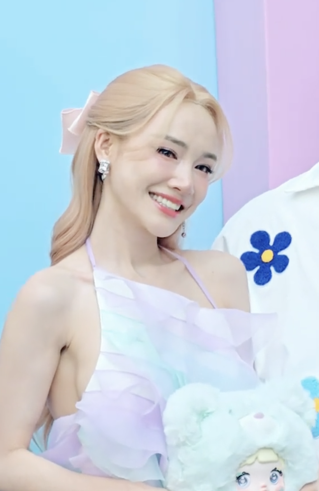 Bất ngờ trước diện mạo của Nhã Phương, tóc nhuộm vàng mặc đồ như thiếu nữ tuổi đôi mươi
- Ảnh 3. Bất ngờ trước diện mạo của Nhã Phương, tóc nhuộm vàng mặc đồ như thiếu nữ tuổi đôi mươi
- Ảnh 3.