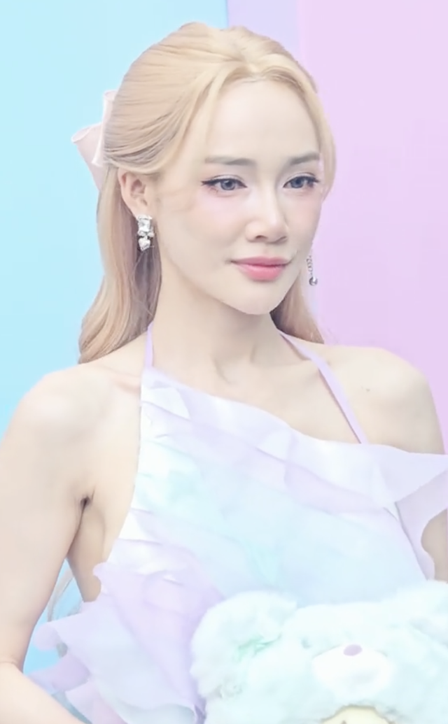 Bất ngờ trước diện mạo của Nhã Phương, tóc nhuộm vàng mặc đồ như thiếu nữ tuổi đôi mươi
- Ảnh 4. Bất ngờ trước diện mạo của Nhã Phương, tóc nhuộm vàng mặc đồ như thiếu nữ tuổi đôi mươi
- Ảnh 4.
