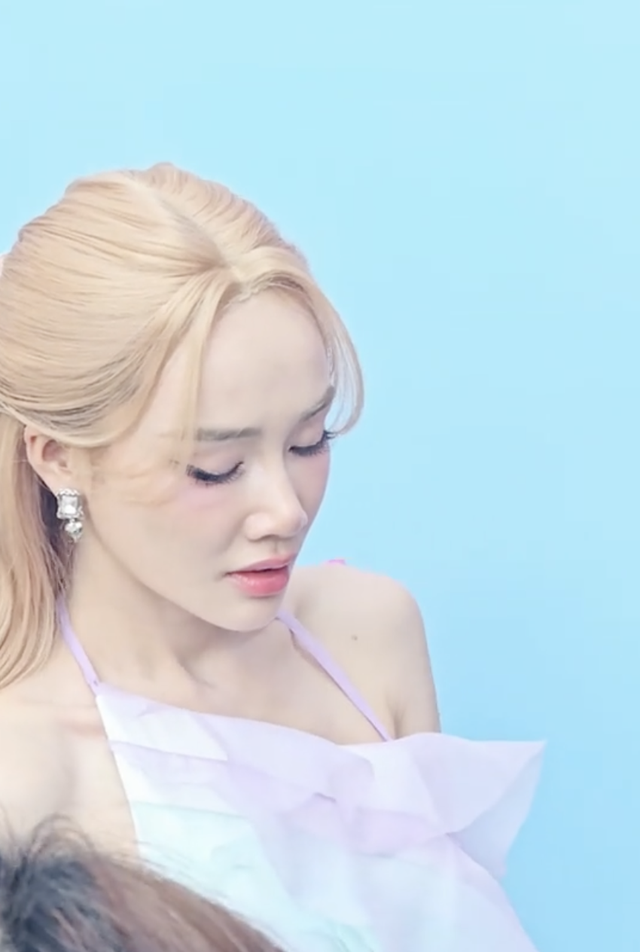 Bất ngờ trước diện mạo của Nhã Phương, tóc nhuộm vàng mặc đồ như thiếu nữ tuổi đôi mươi
- Ảnh 6. Bất ngờ trước diện mạo của Nhã Phương, tóc nhuộm vàng mặc đồ như thiếu nữ tuổi đôi mươi
- Ảnh 6.
