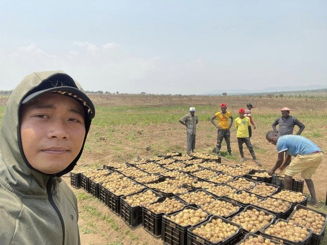 Team "Cuộc sống ở châu Phi" của Quang Linh Vlogs giờ ra sao?- Ảnh 1.