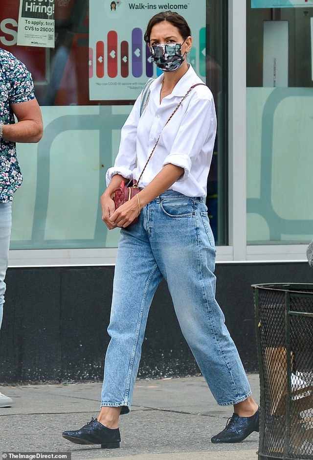 Nữ diễn viên 47 tuổi mặc quần jeans quá đỉnh, bảo sao được Vogue khen là có street style đẹp nhất- Ảnh 10.