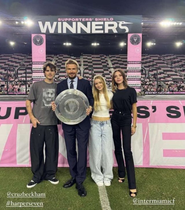 "Cam thường" check nhan sắc Harper Beckham: Tiểu thư tài phiệt xinh như búp bê, sống trong nhung lụa vẫn có lúc giản dị bấtngờ- Ảnh 4. "Cam thường" check nhan sắc Harper Beckham: Tiểu thư tài phiệt xinh như búp bê, sống trong nhung lụa vẫn có lúc giản dị bấtngờ- Ảnh 4.