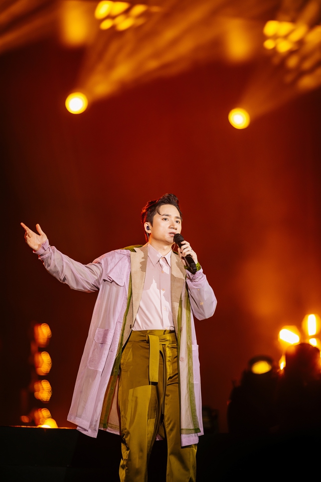 Hậu concert "Chuyến tàu: Mùa Xuân": Biết Phan Mạnh Quỳnh hát hay sáng tác giỏi, nào ngờ kể chuyện hài cũng cực duyên - Ảnh 2. Hậu concert "Chuyến tàu: Mùa Xuân": Biết Phan Mạnh Quỳnh hát hay sáng tác giỏi, nào ngờ kể chuyện hài cũng cực duyên - Ảnh 2.