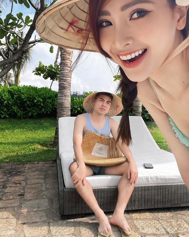 Đỏ mặt với hành động thân mật quá đà của cầu thủ ĐT Việt Nam với MC Huyền Trang Mù Tạt khi đi du lịch- Ảnh 2.