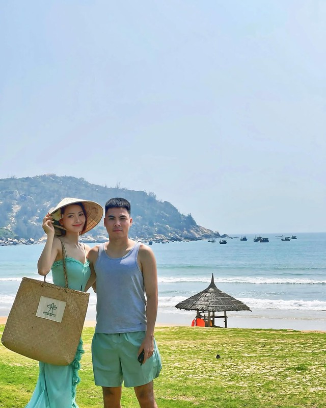 Đỏ mặt với hành động thân mật quá đà của cầu thủ ĐT Việt Nam với MC Huyền Trang Mù Tạt khi đi du lịch- Ảnh 4.