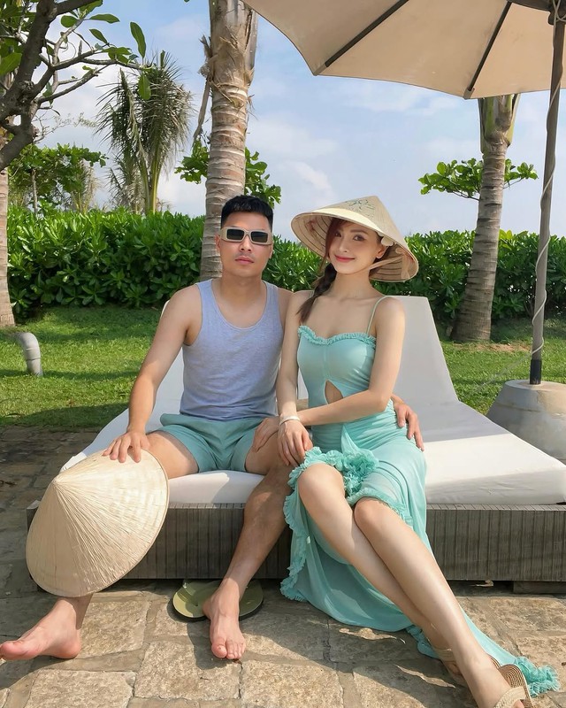 Đỏ mặt với hành động thân mật quá đà của cầu thủ ĐT Việt Nam với MC Huyền Trang Mù Tạt khi đi du lịch- Ảnh 1.