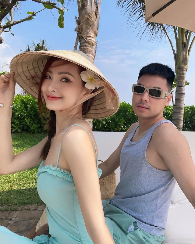 Đỏ mặt với hành động thân mật quá đà của cầu thủ ĐT Việt Nam với MC Huyền Trang Mù Tạt khi đi du lịch- Ảnh 3.