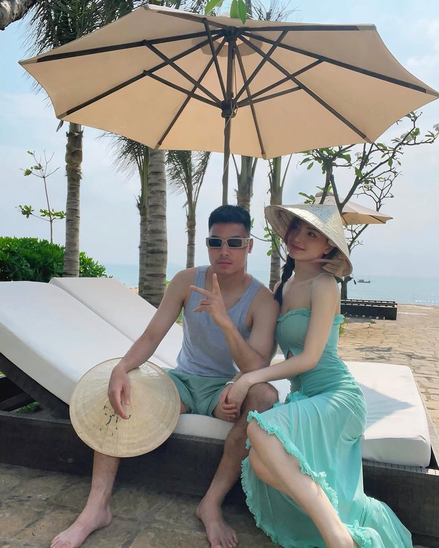 Đỏ mặt với hành động thân mật quá đà của cầu thủ ĐT Việt Nam với MC Huyền Trang Mù Tạt khi đi du lịch- Ảnh 5.
