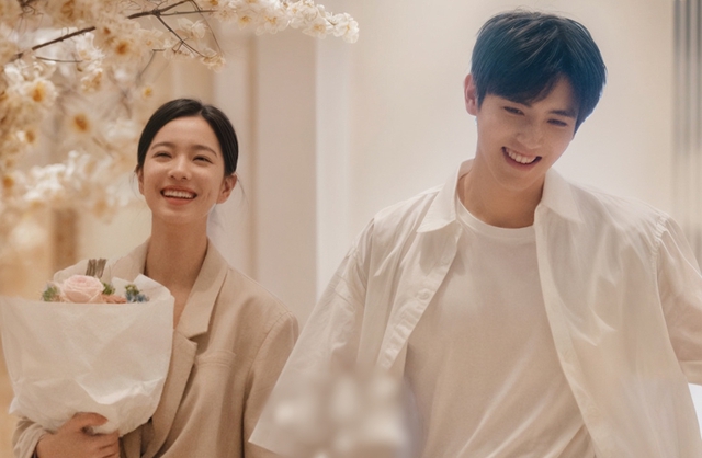 Phim ngôn tình mới chiếu đã bị chê tan nát, cặp chính diễn dở như "muốn rút ống thở của nhà sản xuất"- Ảnh 2.