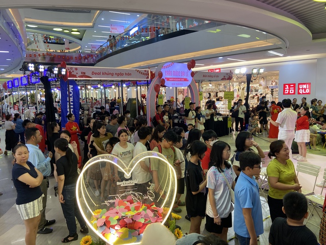 Cảnh tượng khác hoàn toàn tại Vạn Hạnh Mall mấy ngày nay: Dòng người xếp hàng dài, liên tục khen ngợi 1 điều- Ảnh 1. Cảnh tượng khác hoàn toàn tại Vạn Hạnh Mall mấy ngày nay: Dòng người xếp hàng dài, liên tục khen ngợi 1 điều- Ảnh 1.