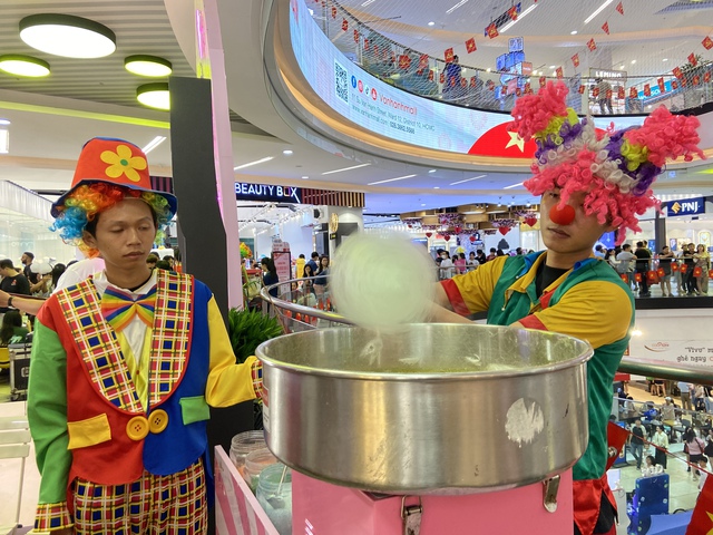 Cảnh tượng khác hoàn toàn tại Vạn Hạnh Mall mấy ngày nay: Dòng người xếp hàng dài, liên tục khen ngợi 1 điều- Ảnh 2. Cảnh tượng khác hoàn toàn tại Vạn Hạnh Mall mấy ngày nay: Dòng người xếp hàng dài, liên tục khen ngợi 1 điều- Ảnh 2.