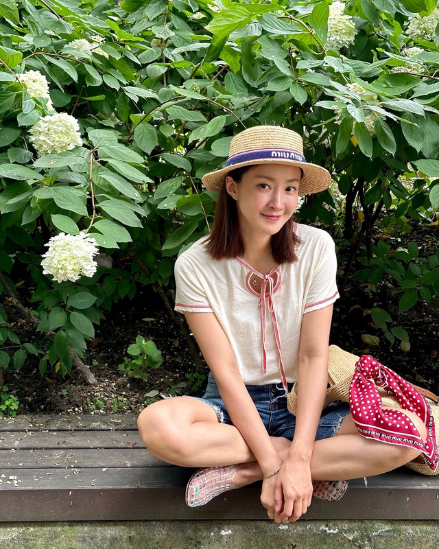 Phụ nữ 40+ có ít nhất 10 cách mặc quần short siêu tôn dáng và "hack" tuổi- Ảnh 8.