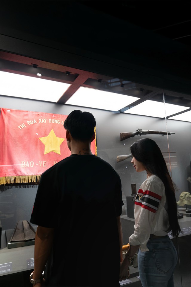 Người hùng U23 Việt Nam lứa Thường Châu hẹn hò với nàng WAG, khoảnh khắc trong thang máy mới lãng mạn- Ảnh 1.