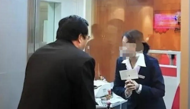 Người đàn ông gửi ngân hàng 14 tỷ, 1 năm sau rút tiền thì nhân viên khẳng định: Sổ tiết kiệm của ông là giả- Ảnh 1.