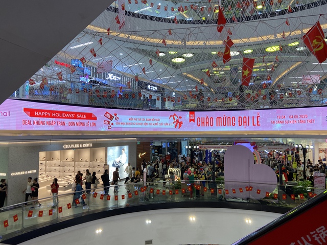 Cảnh tượng khác hoàn toàn tại Vạn Hạnh Mall mấy ngày nay: Dòng người xếp hàng dài, liên tục khen ngợi 1 điều- Ảnh 6. Cảnh tượng khác hoàn toàn tại Vạn Hạnh Mall mấy ngày nay: Dòng người xếp hàng dài, liên tục khen ngợi 1 điều- Ảnh 6.