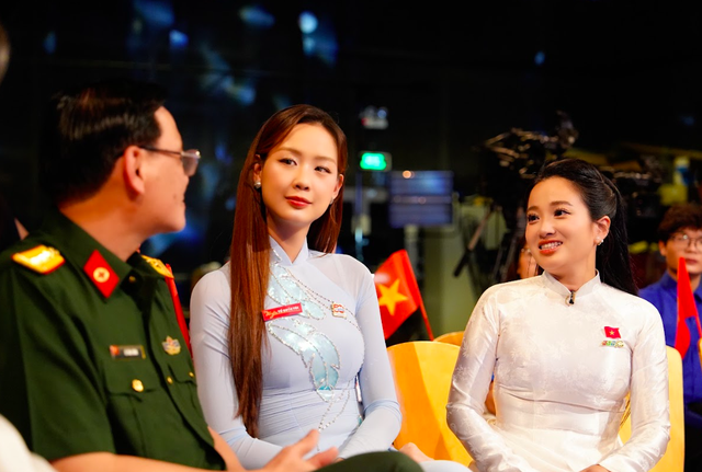 Bà xã NSƯT Quốc Cơ - MC Hồng Phượng hội ngộ cùng Hoa hậu Bảo Ngọc trong chương trình mừng đại lễ 30/4 - Ảnh 3.