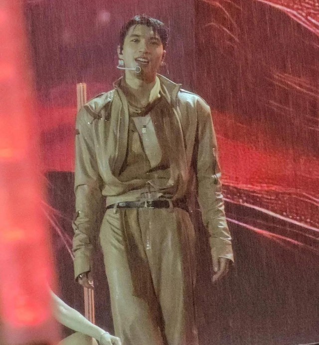Concert Anh trai say Hi: Bùng nổ visual dưới mưa của HIEUTHUHAI, Trấn Thành livestream vô tình trúng vào cảnh tế nhị của đàn em- Ảnh 1.